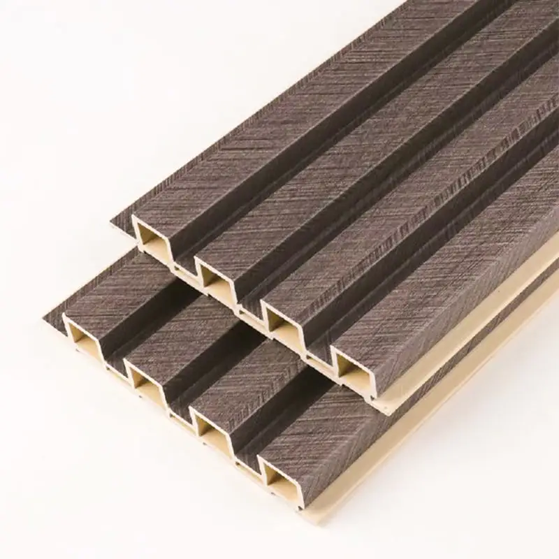 Pannello da parete scanalato composito in plastica di legno con decorazioni per interni a quattro barre